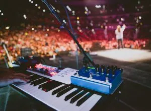 Hillsong keyboard malfunction aborts altar call, averts COVID disaster